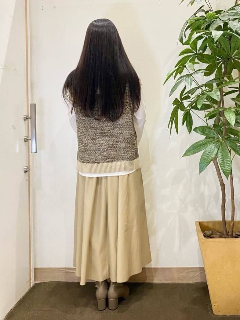 AYUMIさんの「SHOO･LA･RUE｜【2点セット/S-LL】着回しいろいろ 編み柄ベスト&times;ブラウス」を使ったコーディネート