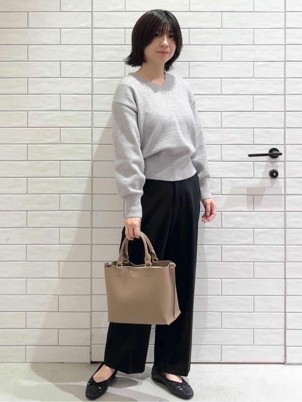 しおりさんの「OPAQUE.CLIP｜Vネックラメニット【洗濯機OK】」を使ったコーディネート