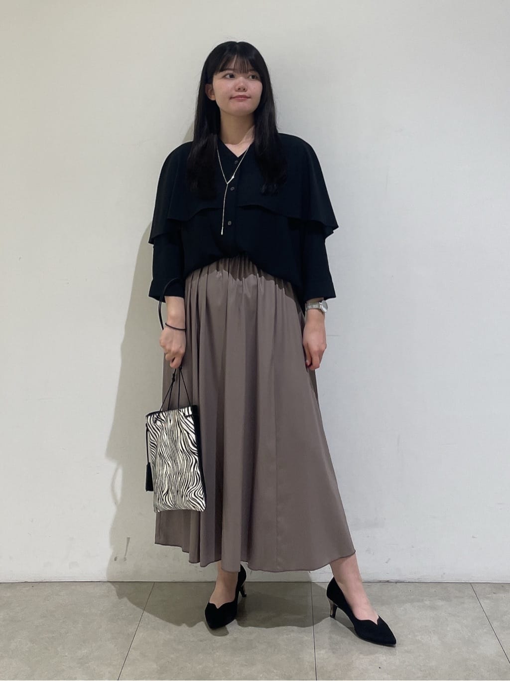 emikaさんの「INDIVI｜【羽織りとしても活躍！】ケープカラーブラウス」を使ったコーディネート