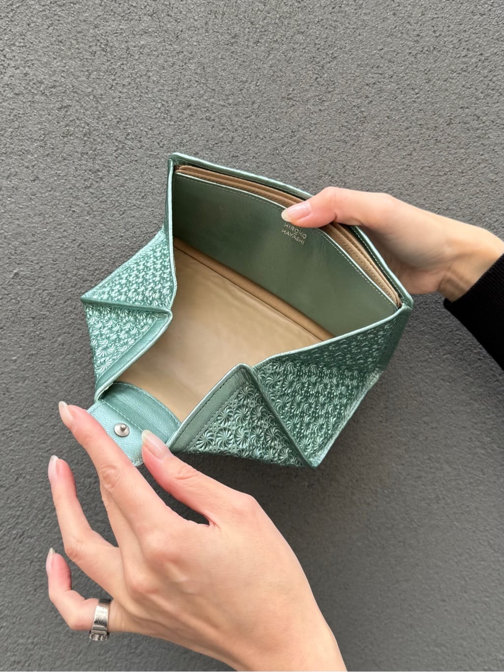 Kさんの「HIROKO HAYASHI｜GIRASOLE PIPERITA（ジラソーレ ピペリータ）二つ折り財布」を使ったコーディネート