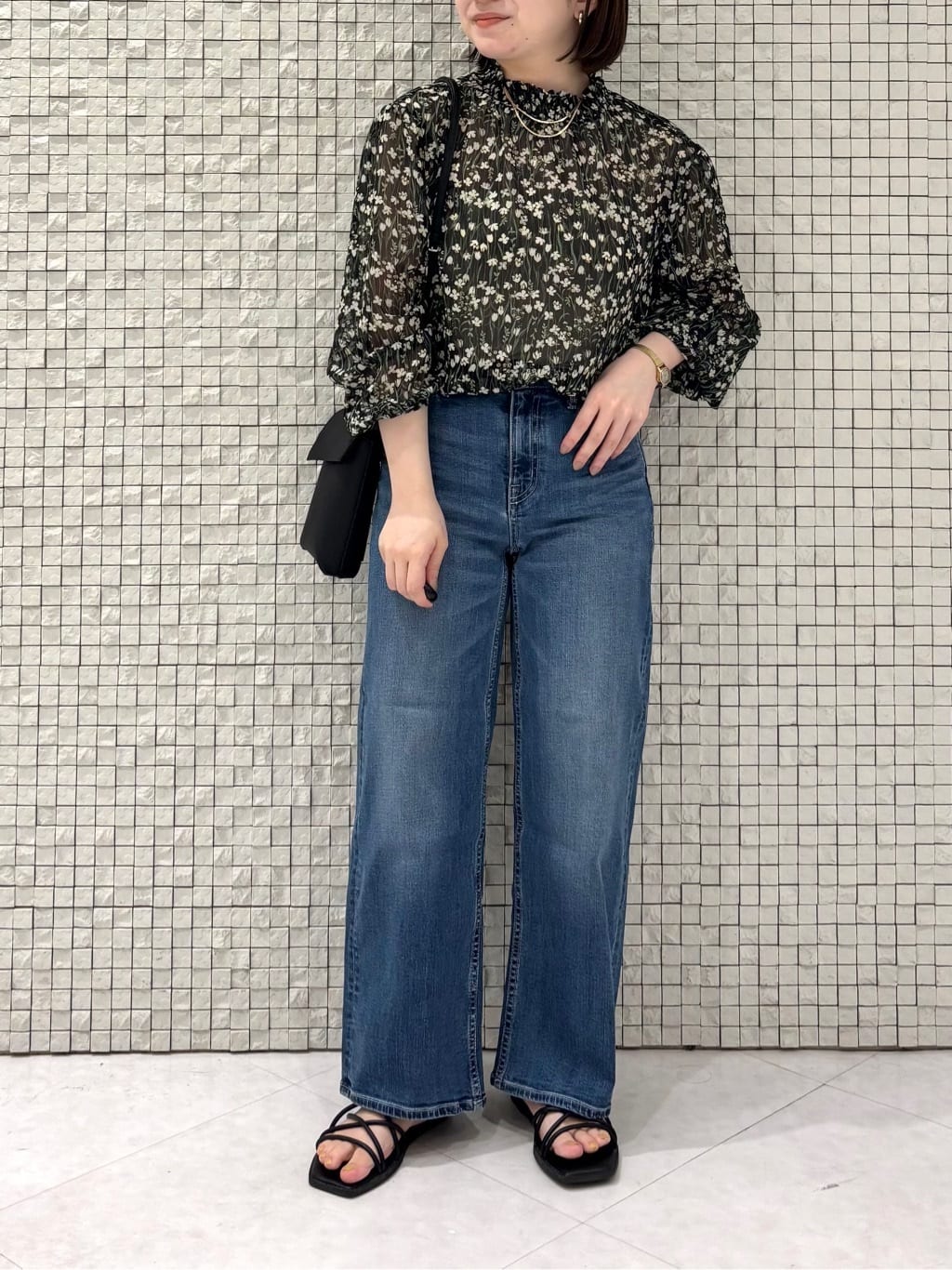 sakuさんの「INDIVI｜【褒められデニム】ワイドストレート デニムパンツ」を使ったコーディネート
