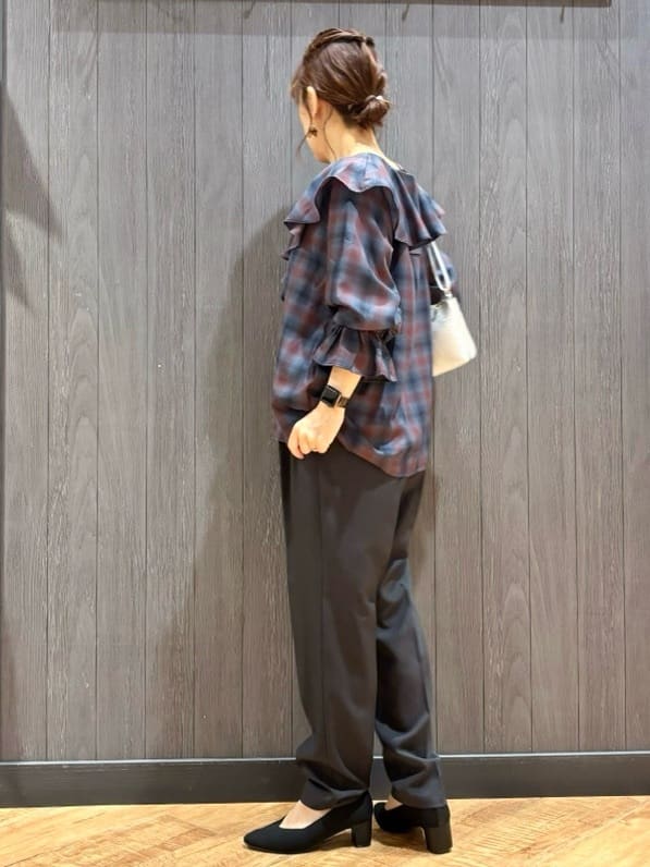meiさんの「SHOO･LA･RUE｜【S-LL】1枚で華やか チェック柄フリルブラウス」を使ったコーディネート