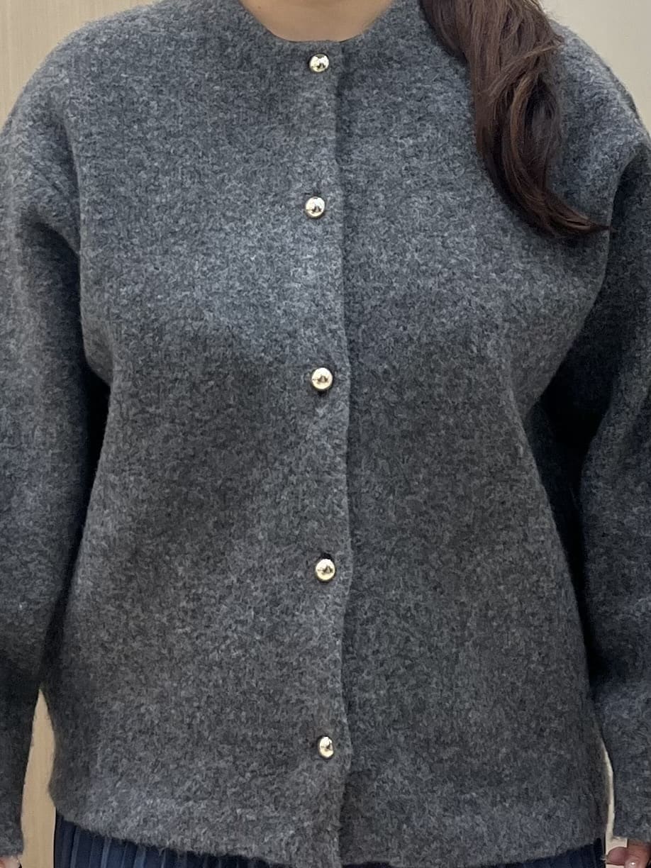 akariさんの「grove｜すっきり見えて、やさしく揺れる。大人のスエードライクプリーツスカート」を使ったコーディネート