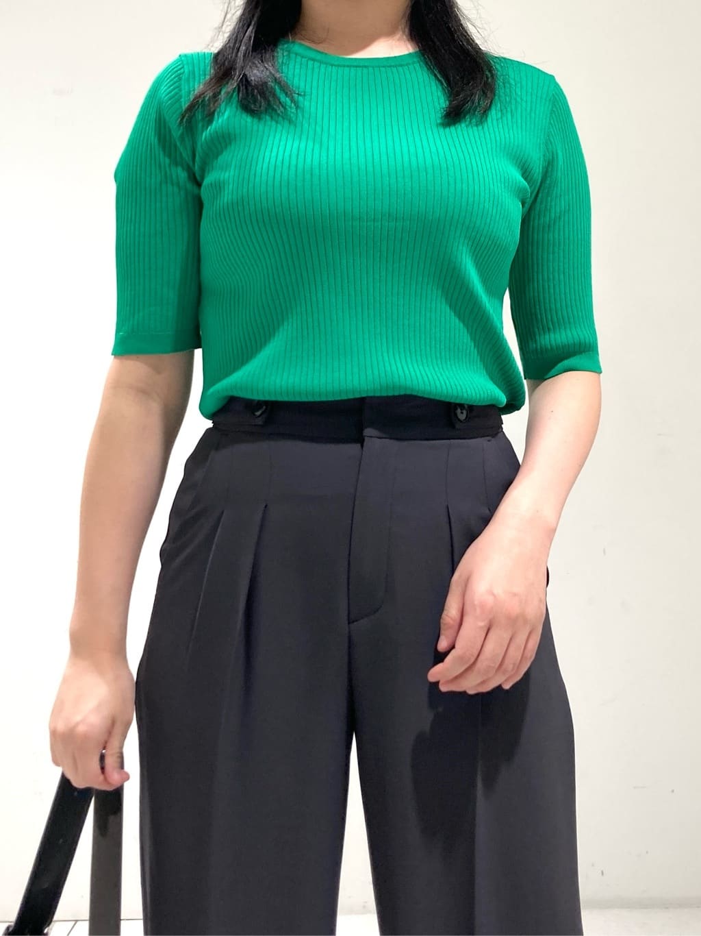 momokoさんの「INDIVI｜【インナーで活躍／アンサンブル】クルーネック半袖ニット」を使ったコーディネート