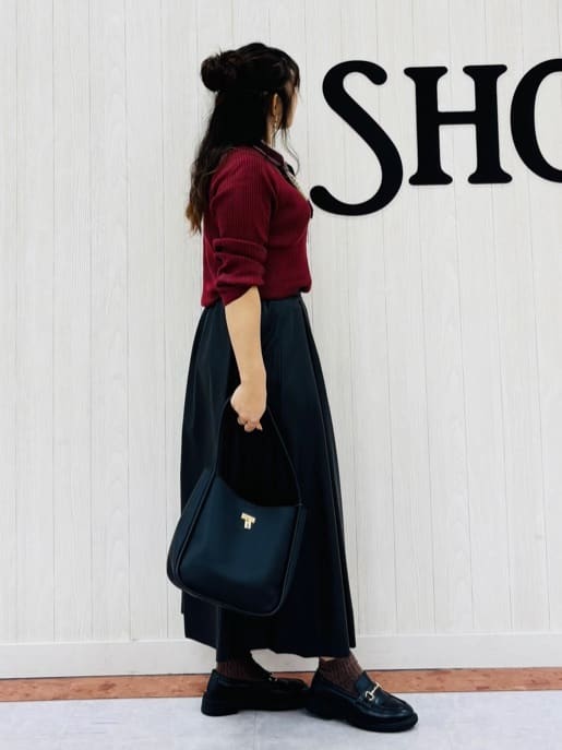 さくみぃさんの「SHOO･LA･RUE｜【S-LL】大人の抜け感 合皮フレアスカート」を使ったコーディネート