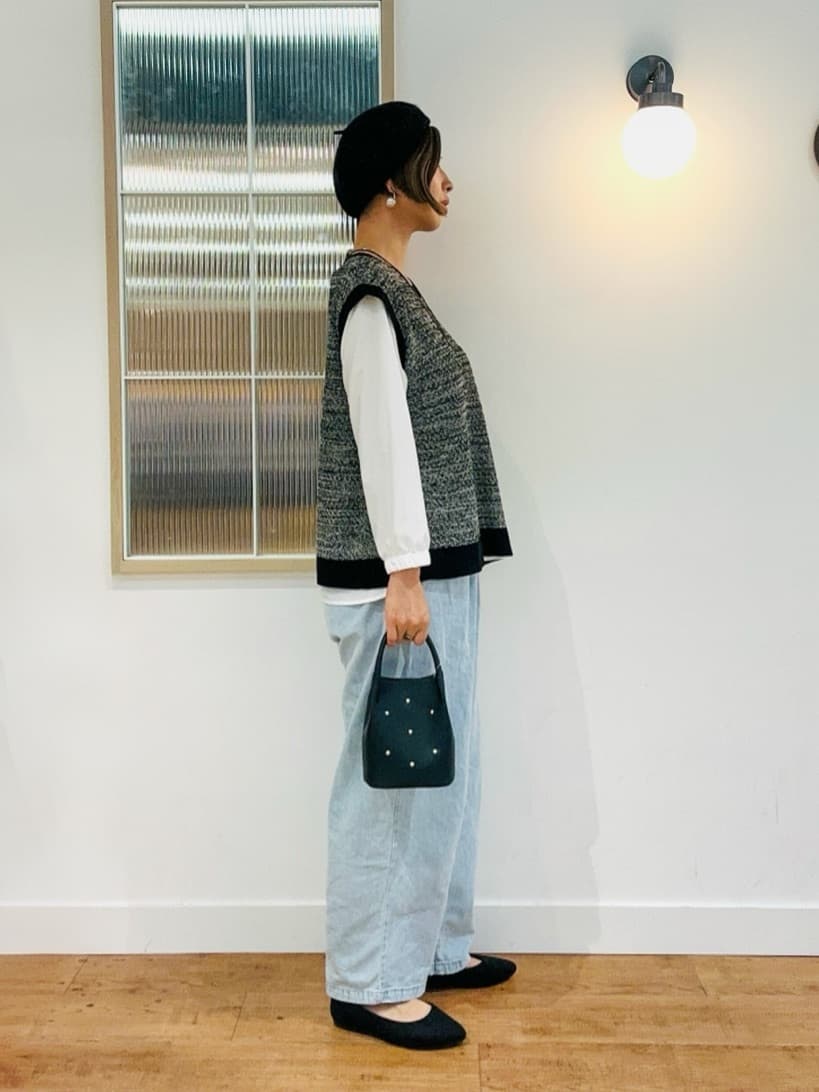 えまんさんの「SHOO･LA･RUE｜【2点セット/S-LL】着回しいろいろ 編み柄ベスト&times;ブラウス」を使ったコーディネート