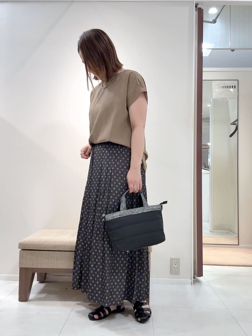 YUIさんの「UNTITLED｜【セットアップ可/はっ水/通勤】リラククール 半袖ブラウス」を使ったコーディネート