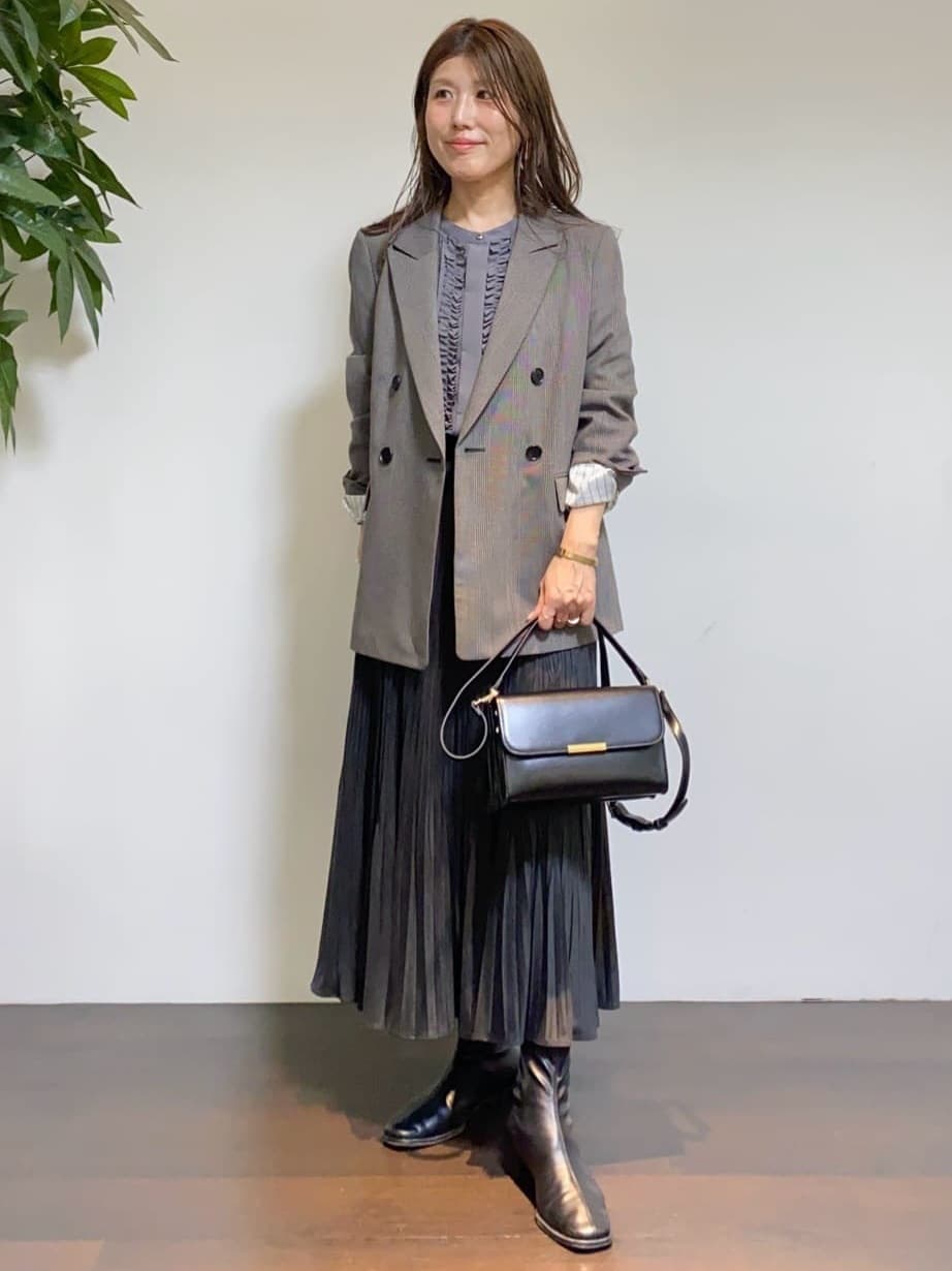tomoさんの「UNTITLED｜【1枚で着映え/オンオフ着回し】フリルサテンブラウス」を使ったコーディネート