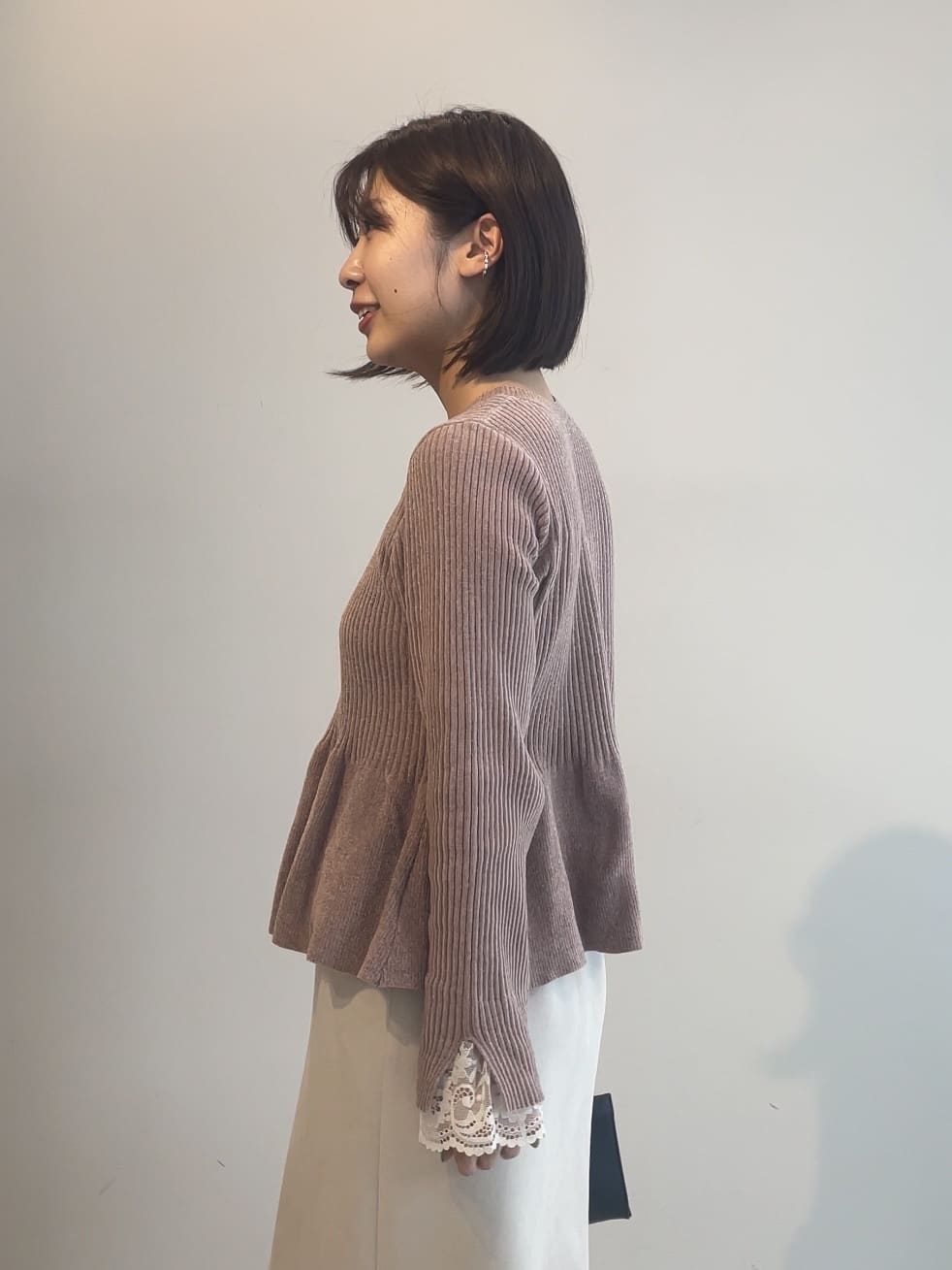 abeさんの「Couture brooch｜【洗える・ストレッチ・通勤】スエード調ダンボールIラインスカート」を使ったコーディネート