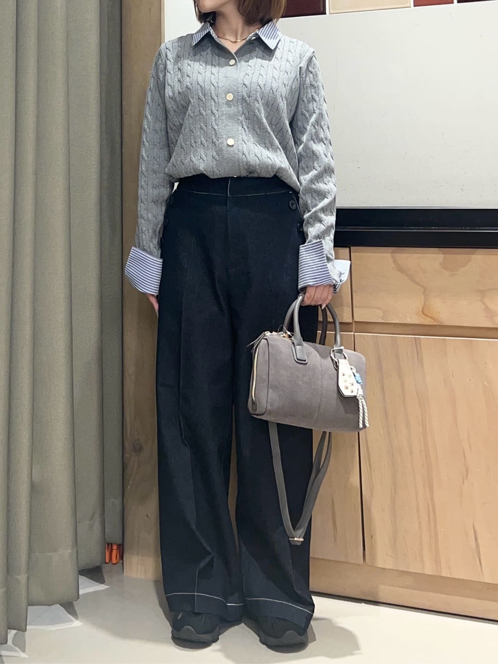 かのさんの「THE SHOP TK｜【着るだけでコーデ完成】シャツレイヤード風 ケーブルニット」を使ったコーディネート