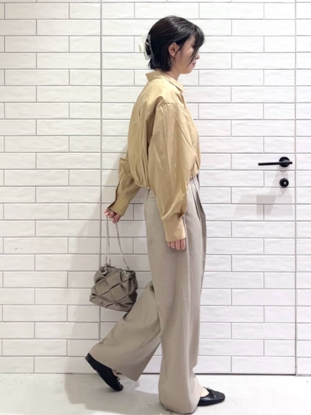 しおりさんの「OPAQUE.CLIP｜ドロストヘムショートシャツ【洗濯機OK】」を使ったコーディネート