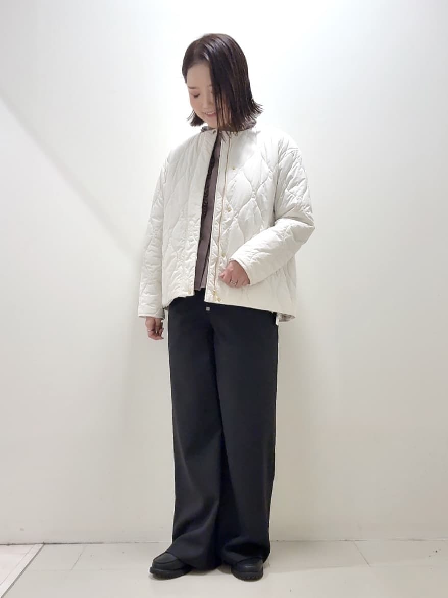 YUIさんの「UNTITLED｜【1枚で着映え/オンオフ着回し】フリルサテンブラウス」を使ったコーディネート