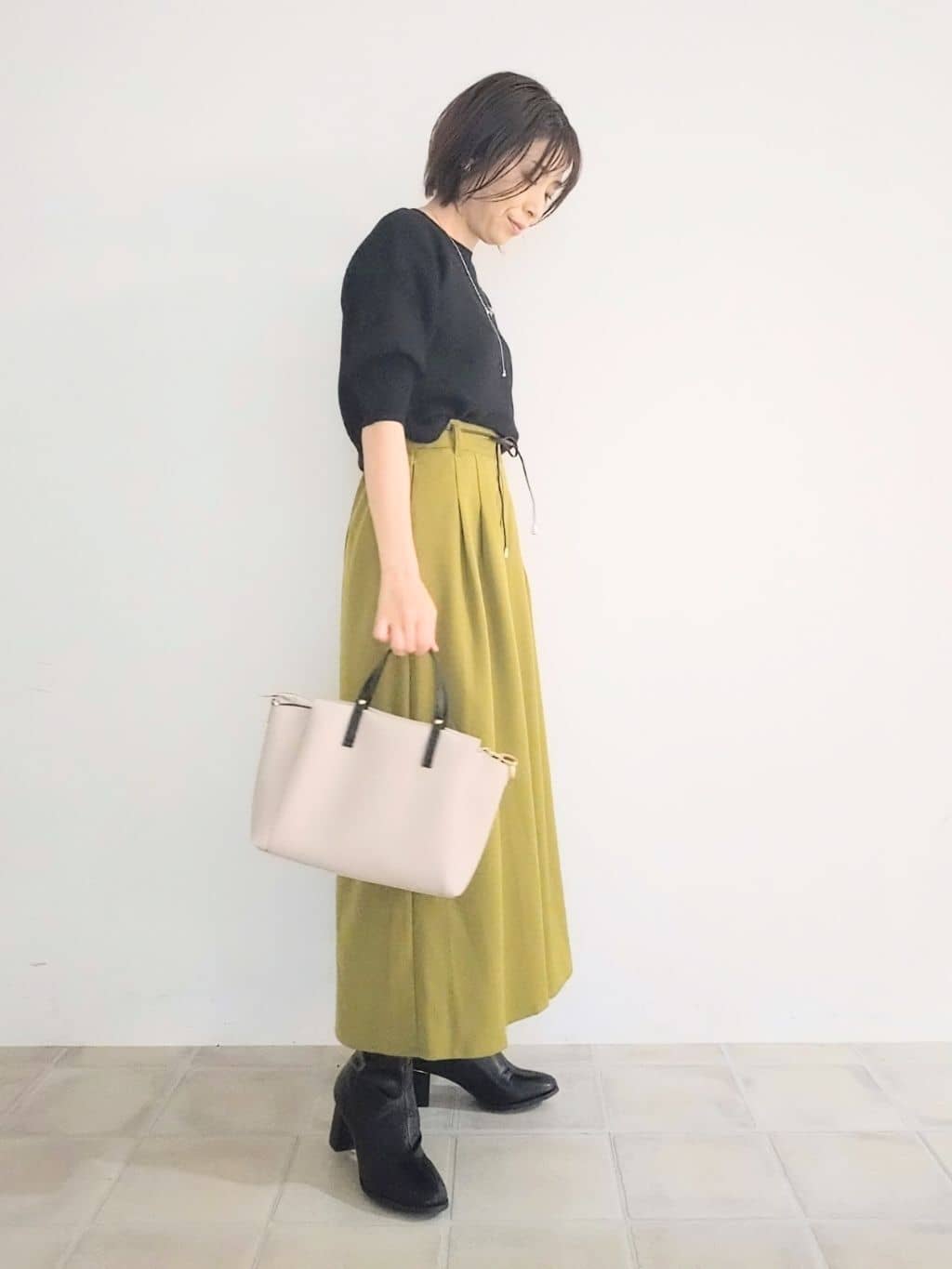 miomioさんの「SHOO･LA･RUE｜【S-LL/2点セット】脚のラインを拾いにくい ベルト付きタックスカーチョパンツ」を使ったコーディネート