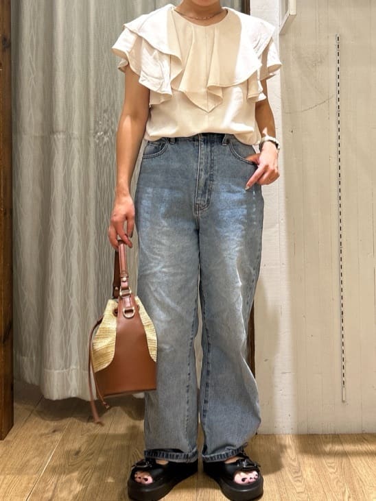 ga_riさんの「THE SHOP TK｜【ONOFF活躍】フリルデザインブラウス/セットアップ可」を使ったコーディネート