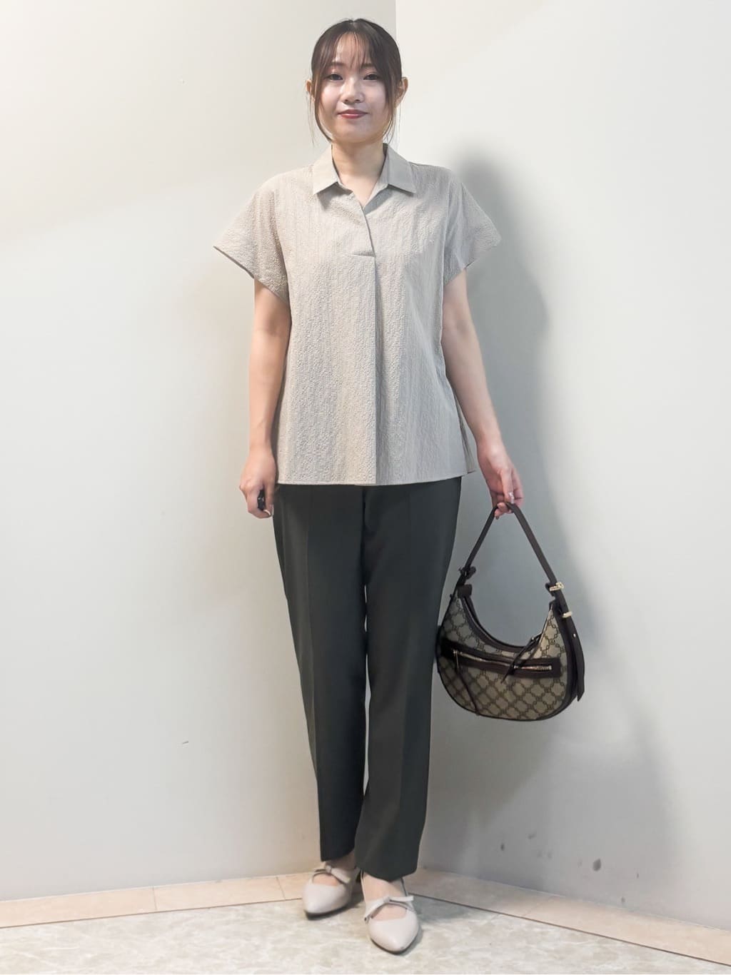 Sawaさんの「Reflect｜【二の腕さりげなくカバー】シャツ衿オフボディブラウス」を使ったコーディネート