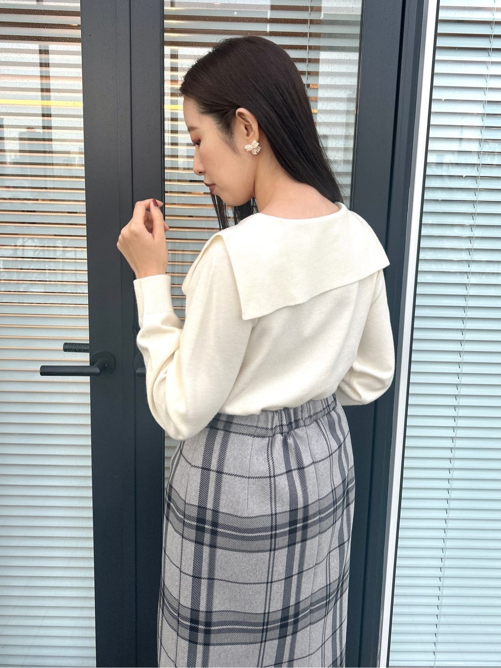 teiさんの「Couture brooch｜リボンカラーデザインニット」を使ったコーディネート