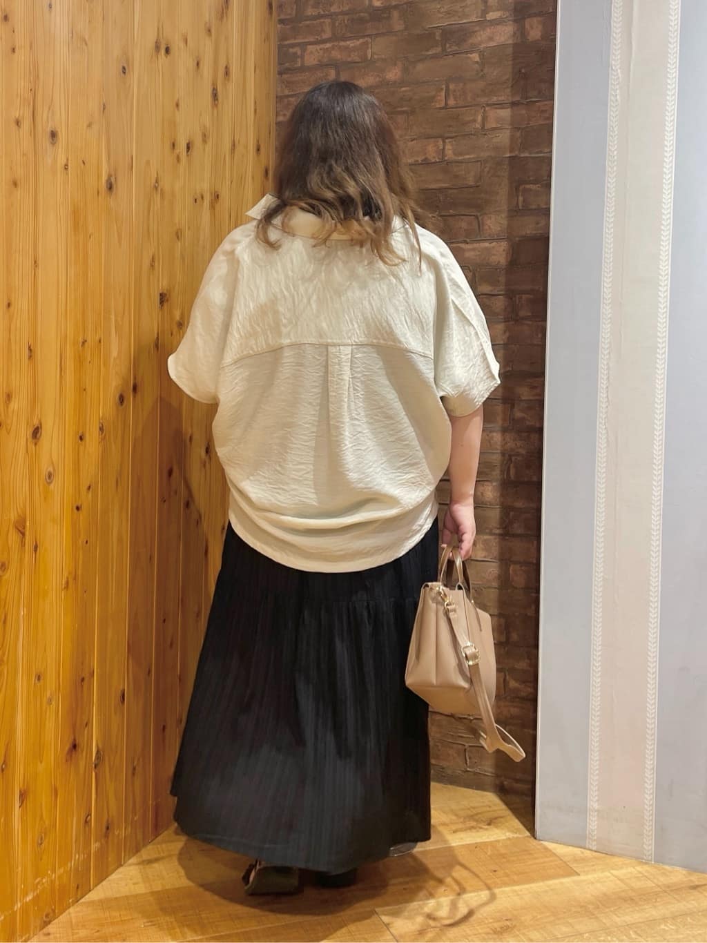 Risaさんの「SHOO･LA･RUE｜【S-LL】後ろ姿も抜かりなく 1枚でサマ見え ティアードワンピース」を使ったコーディネート