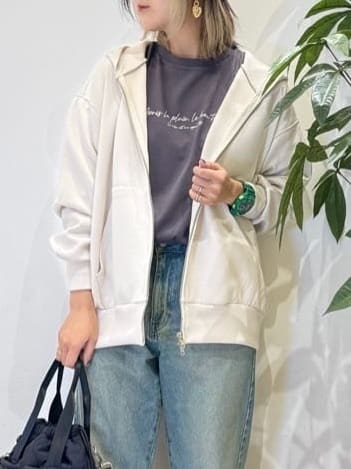 misakiさんの「SHOO･LA･RUE｜グラフィックアソート ベーシックロンT」を使ったコーディネート