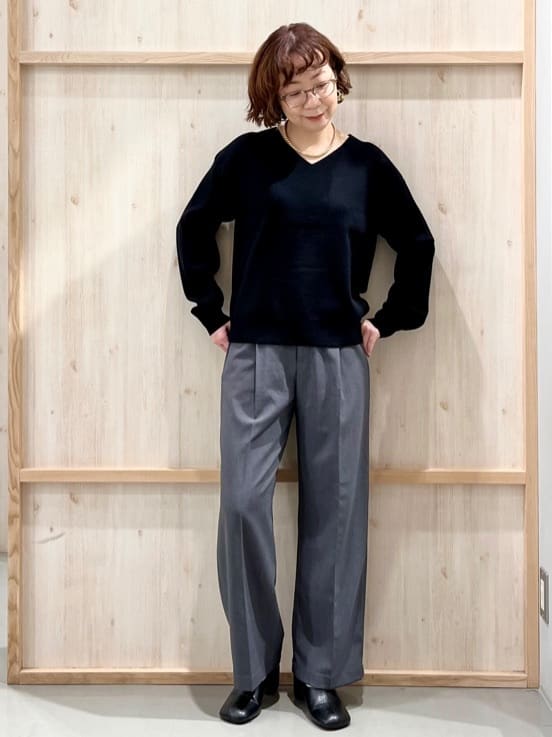 nakoさんの「THE SHOP TK｜【すっきりシルエットが叶う】大人のためのVネックニット/毛玉になりにくい/静電気防止/洗濯機OK」を使ったコーディネート