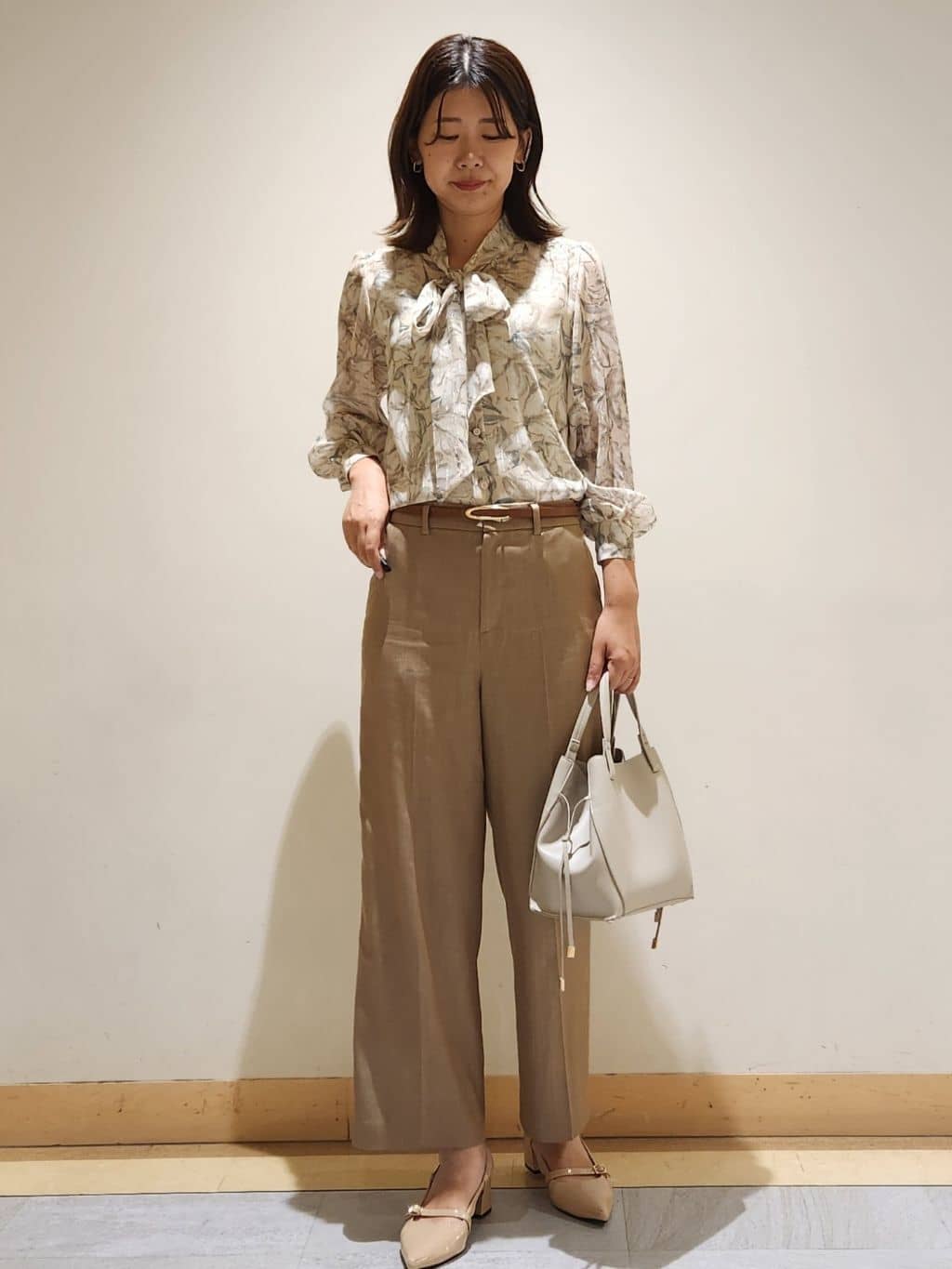 yukaさんの「COUP DE CHANCE｜【手洗い可／日本製】きれいめデニム風パンツ」を使ったコーディネート