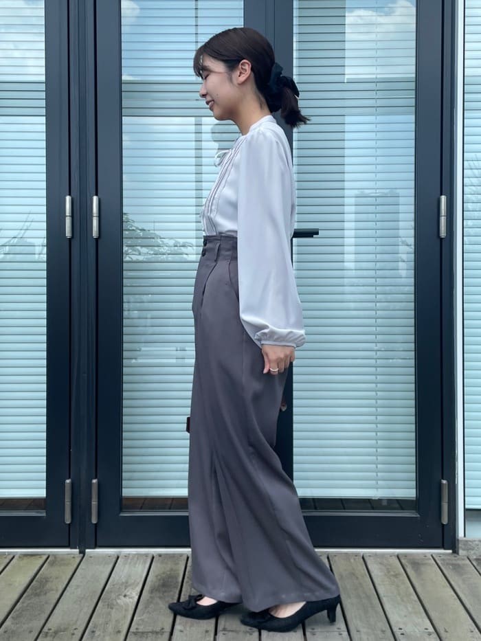 abeさんの「Couture brooch｜【帯電防止・通勤】ウエストリボン サスペンダー付きワイドパンツ」を使ったコーディネート