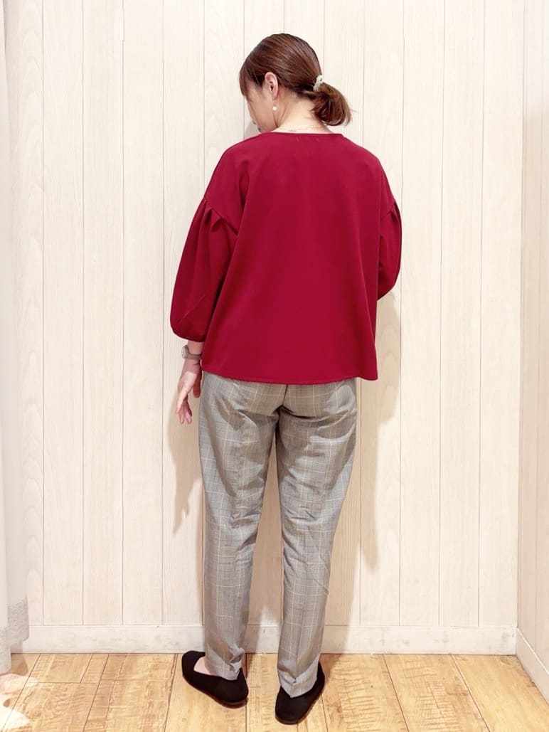あいこさんの「SHOO･LA･RUE｜【2点セット/7分袖】大人のきれい見え お袖タック入りアクセ付きトップス」を使ったコーディネート
