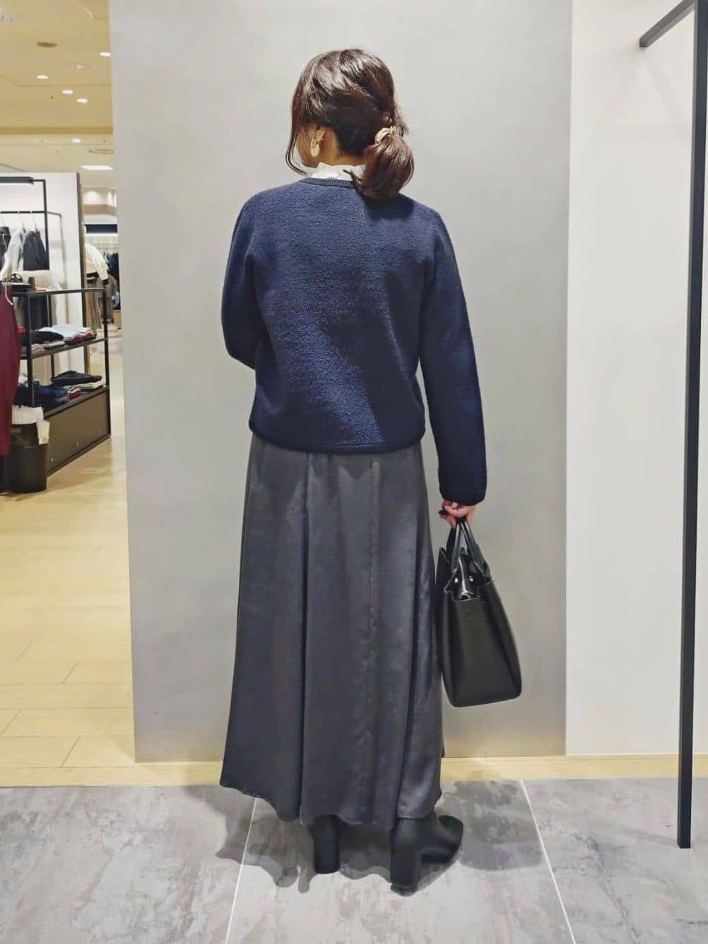 TOMOMIさんの「INDIVI｜【UVケア／セットアップ可能】スエード調サテンスカート」を使ったコーディネート