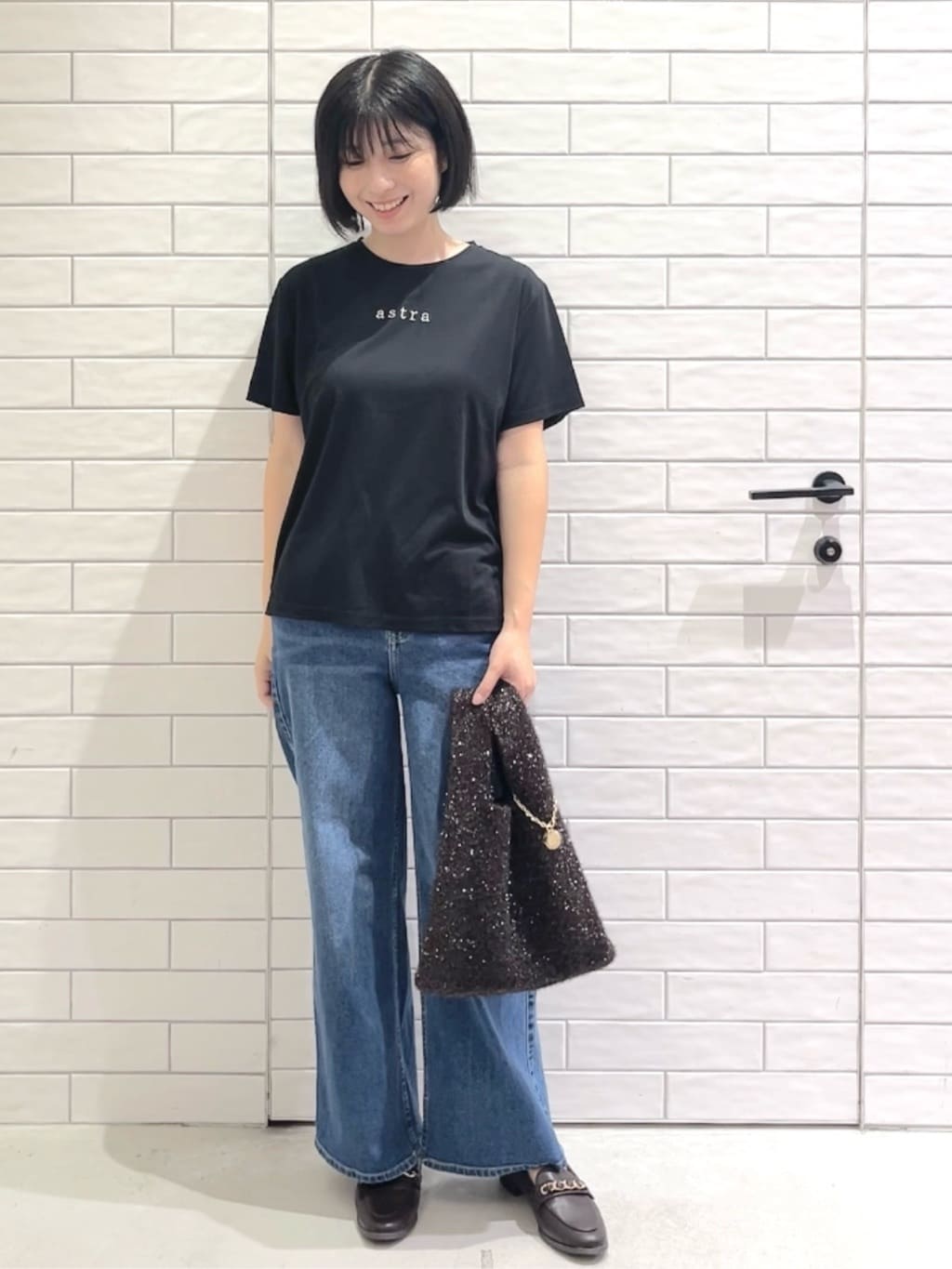 しおりさんの「OPAQUE.CLIP｜メタリック刺繍ロゴTシャツ【接触冷感／洗濯機洗い可】」を使ったコーディネート