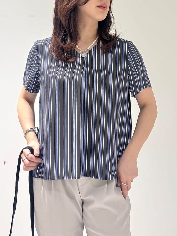 そんさんの「INDIVI｜【洗える／通勤】無地＆マルチストライプ柄Vネックブラウス」を使ったコーディネート