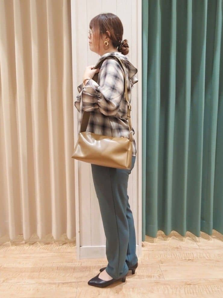 タガさんの「SHOO･LA･RUE｜【S-LL】1枚で華やか チェック柄フリルブラウス」を使ったコーディネート