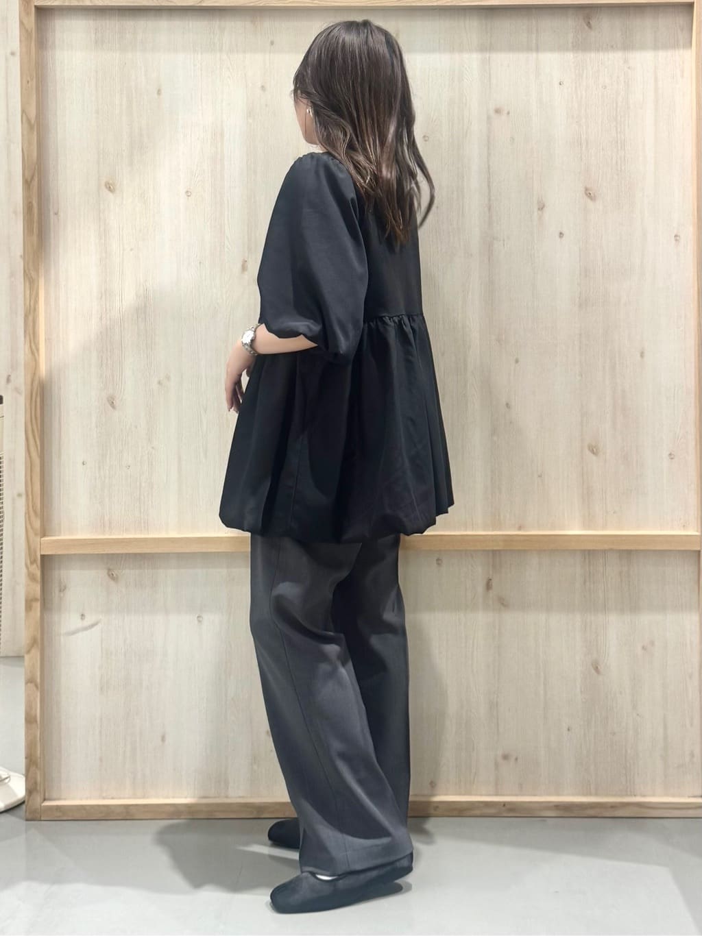 nanaさんの「THE SHOP TK｜バルーンスリーブペプラムチュニック【洗える】」を使ったコーディネート