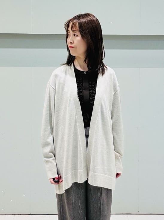 makiさんの「UNTITLED｜【1枚で着映え/オンオフ着回し】フリルサテンブラウス」を使ったコーディネート