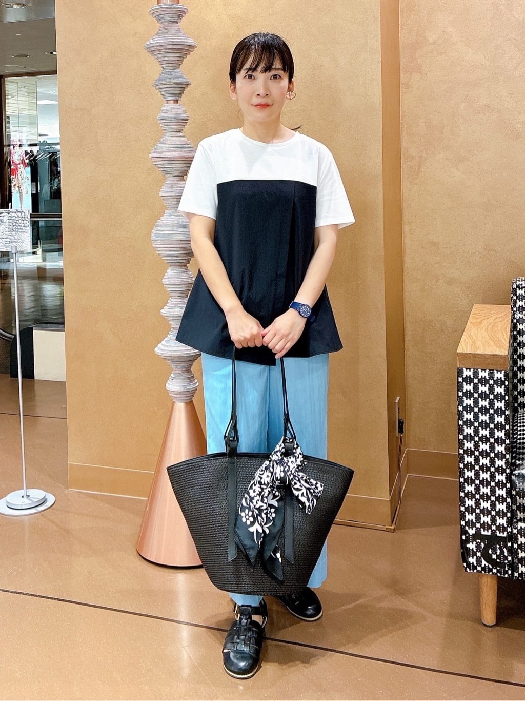 hattoriさんの「INDIVI｜【90cm四方】ボタニカル柄大判スカーフ」を使ったコーディネート