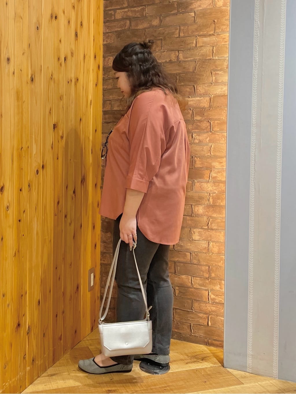 Risaさんの「SHOO･LA･RUE｜【S-LL/洗濯後しわになりにくい】コットン風 前あきドルマンブラウス」を使ったコーディネート