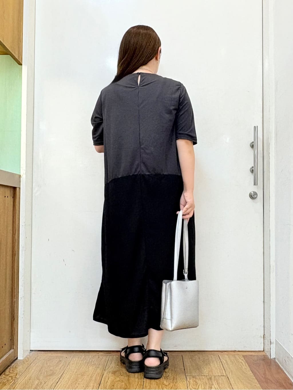 だいわさんの「SHOO･LA･RUE｜【ひんやり/体型カバー】さらりと着られる バイカラーAラインワンピース」を使ったコーディネート