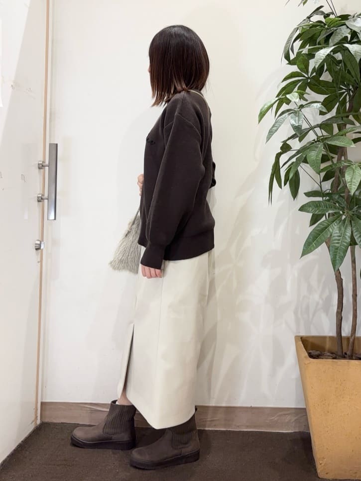 宗形さんの「SHOO･LA･RUE｜【洗濯機可/ちくちくしにくい】大人のための スウェットライク刺繍ロゴニット」を使ったコーディネート