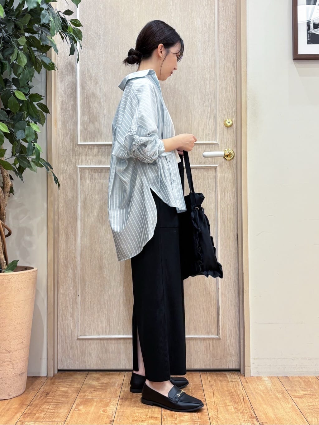 なみさんの「SHOO･LA･RUE｜【S-LL】程よい透け感 ストライプ柄 お袖ギャザーデザインシャツ」を使ったコーディネート