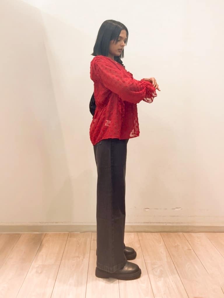オノエさんの「SHOO･LA･RUE｜華やかにさをプラスする シアードビー シャーリングブラウス」を使ったコーディネート