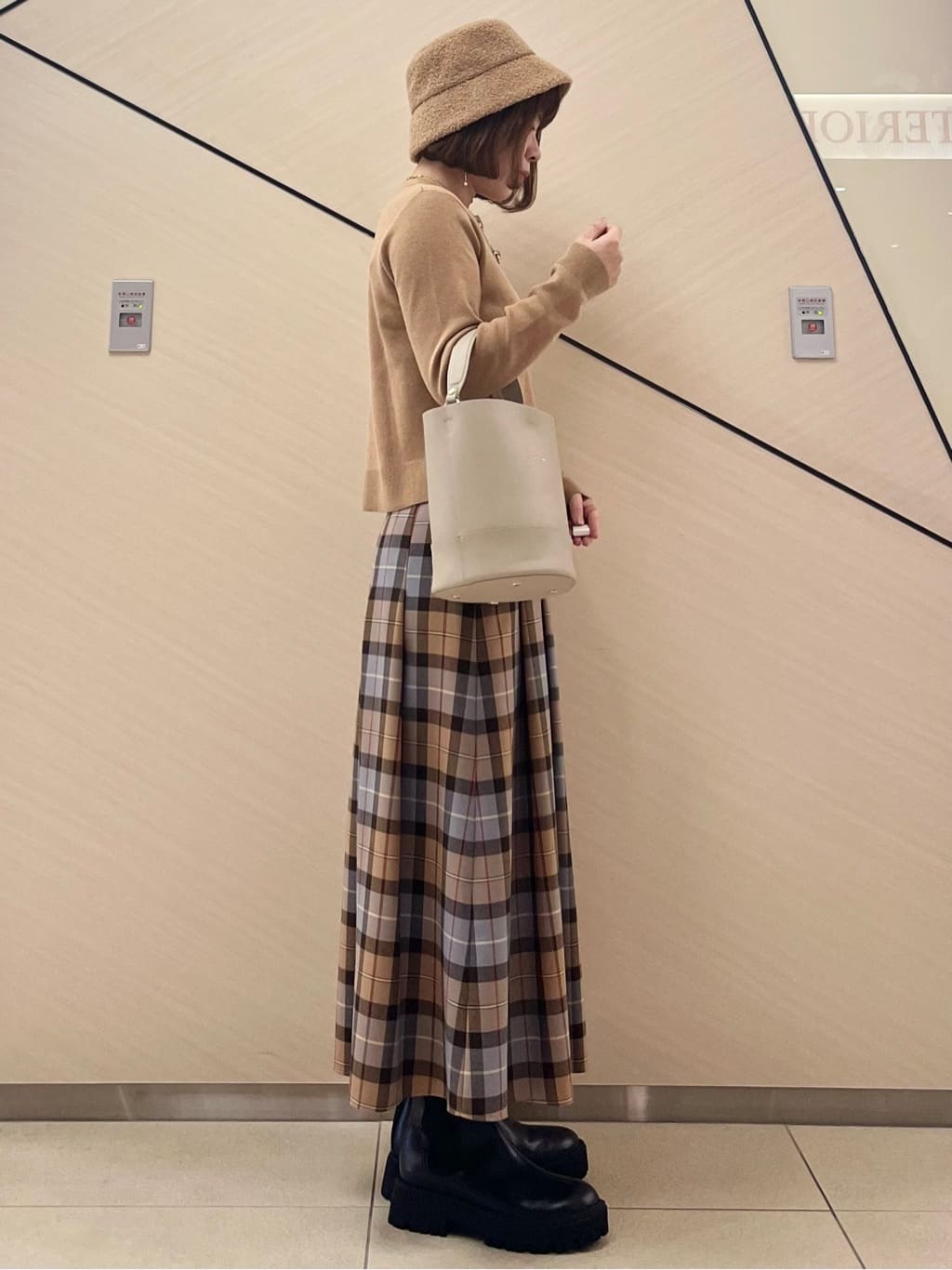 yahataさんの「DRESSTERIOR｜◆チェックタックソフトプリーツスカート」を使ったコーディネート