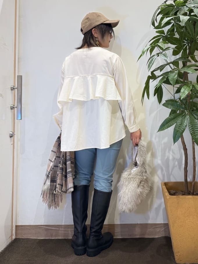 misakiさんの「SHOO･LA･RUE｜【洗濯機可/S-LL】後ろ姿も抜かりなく バックフリルシャツ」を使ったコーディネート