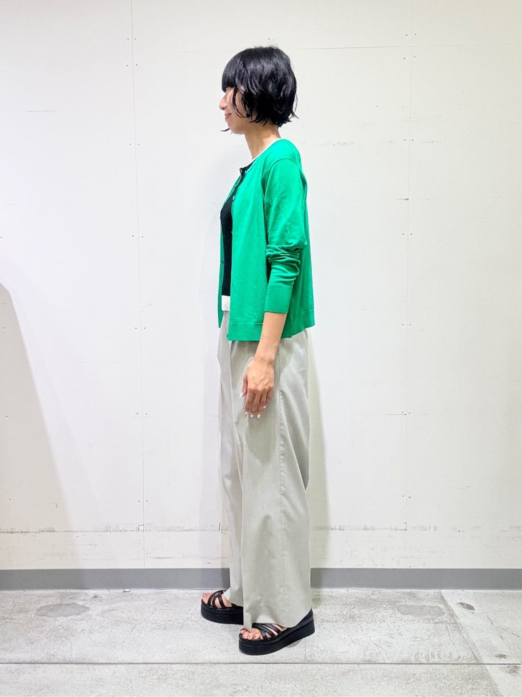 naoさんの「INDIVI｜【通年活躍！／アンサンブル可能】クルーネックカーディガン」を使ったコーディネート