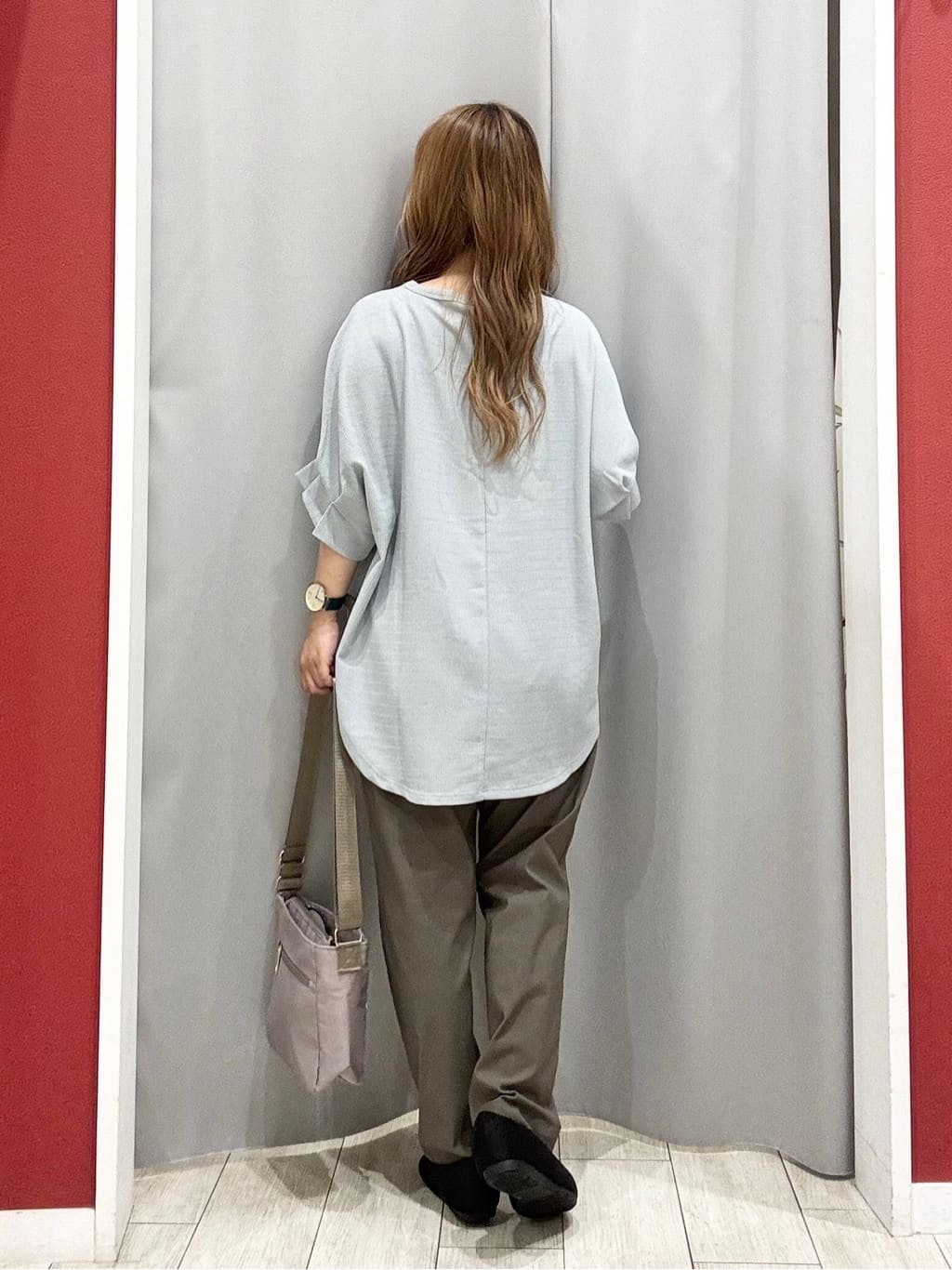 shioさんの「SHOO･LA･RUE｜【洗える】お袖のタックがアクセント インせず着られる さらさらドルマントップス」を使ったコーディネート