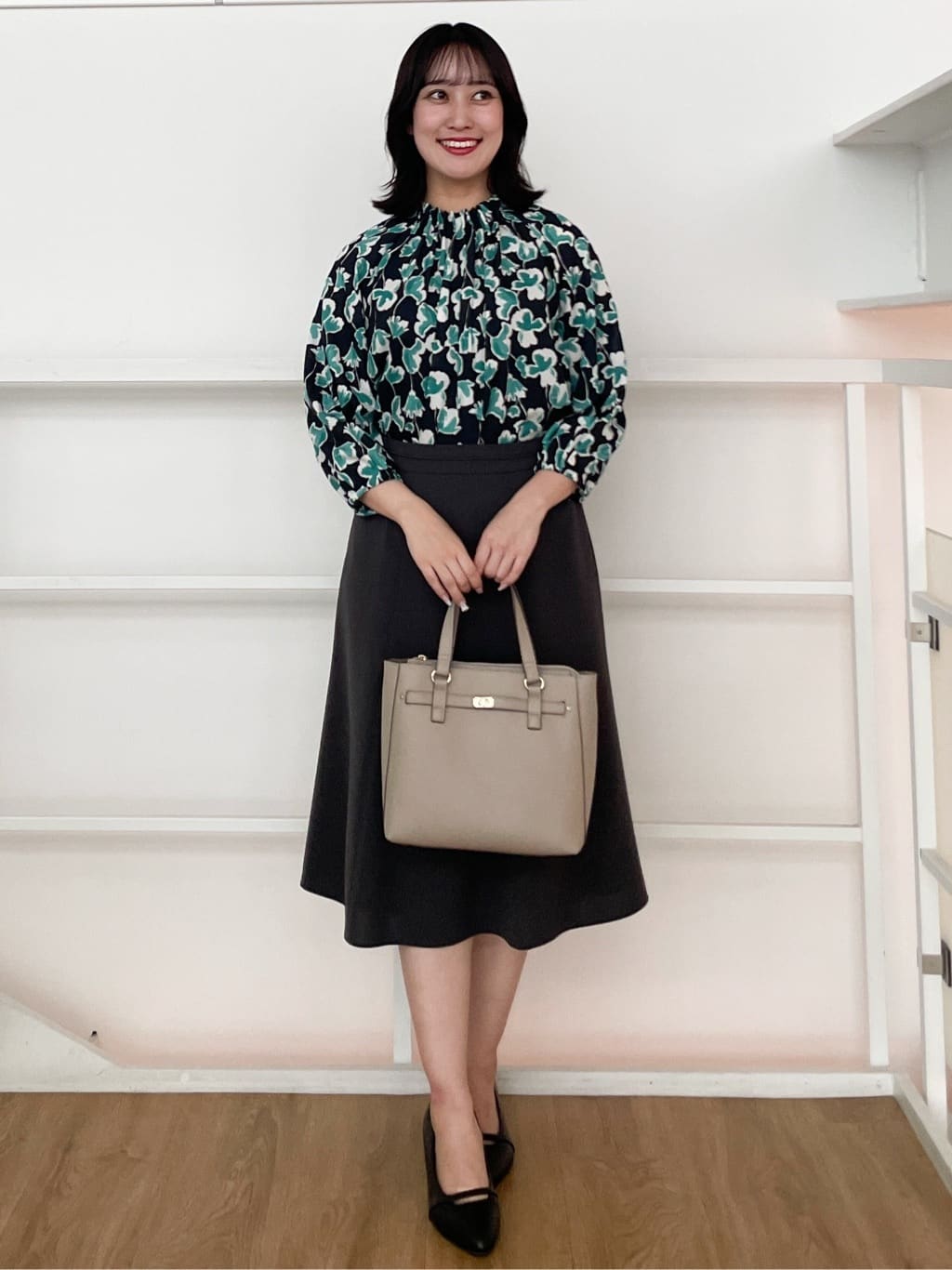 yukariさんの「Reflect｜【ジャケットのインナーにおすすめ◎】花柄タックデザインブブラウス」を使ったコーディネート