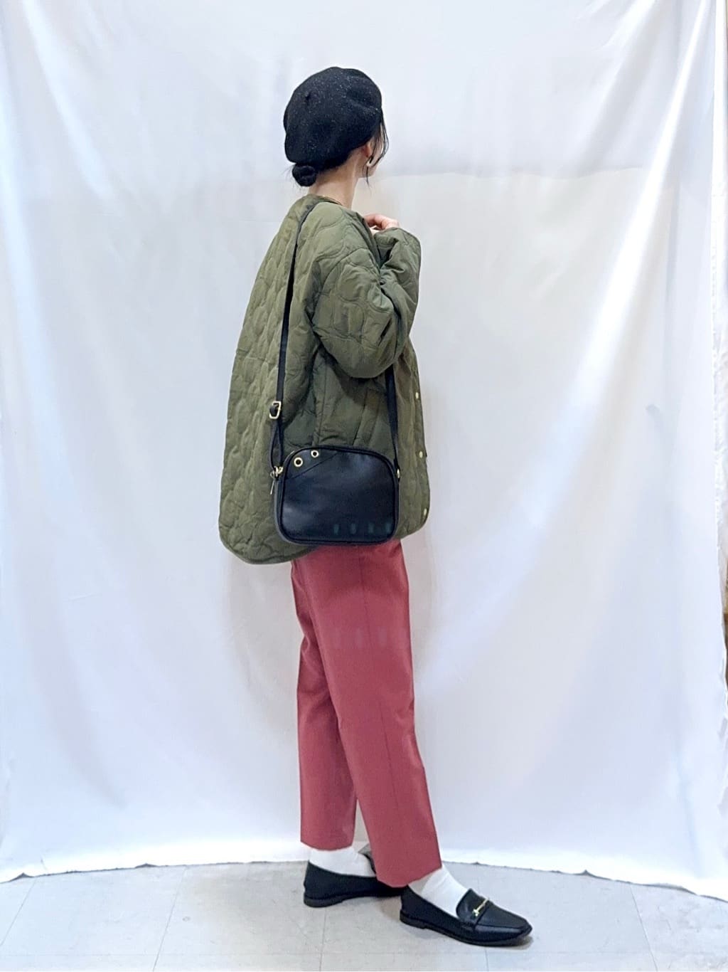 𝐇𝐢𝐫𝐨𝐦𝐢さんの「SHOO･LA･RUE｜【高レビュー/SS-LL/美脚シルエット】すっきりきれい見え テーパードパンツ」を使ったコーディネート