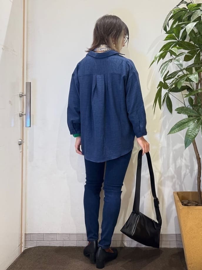misakiさんの「SHOO･LA･RUE｜【S-LL】インせず着られる デニムライク前開きブラウス」を使ったコーディネート