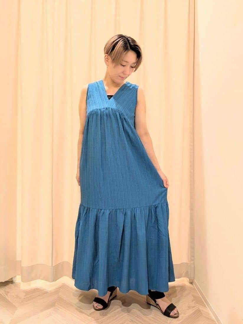 ユカさんの「SHOO･LA･RUE｜【S-LL】後ろ姿も抜かりなく 1枚でサマ見え ティアードワンピース」を使ったコーディネート