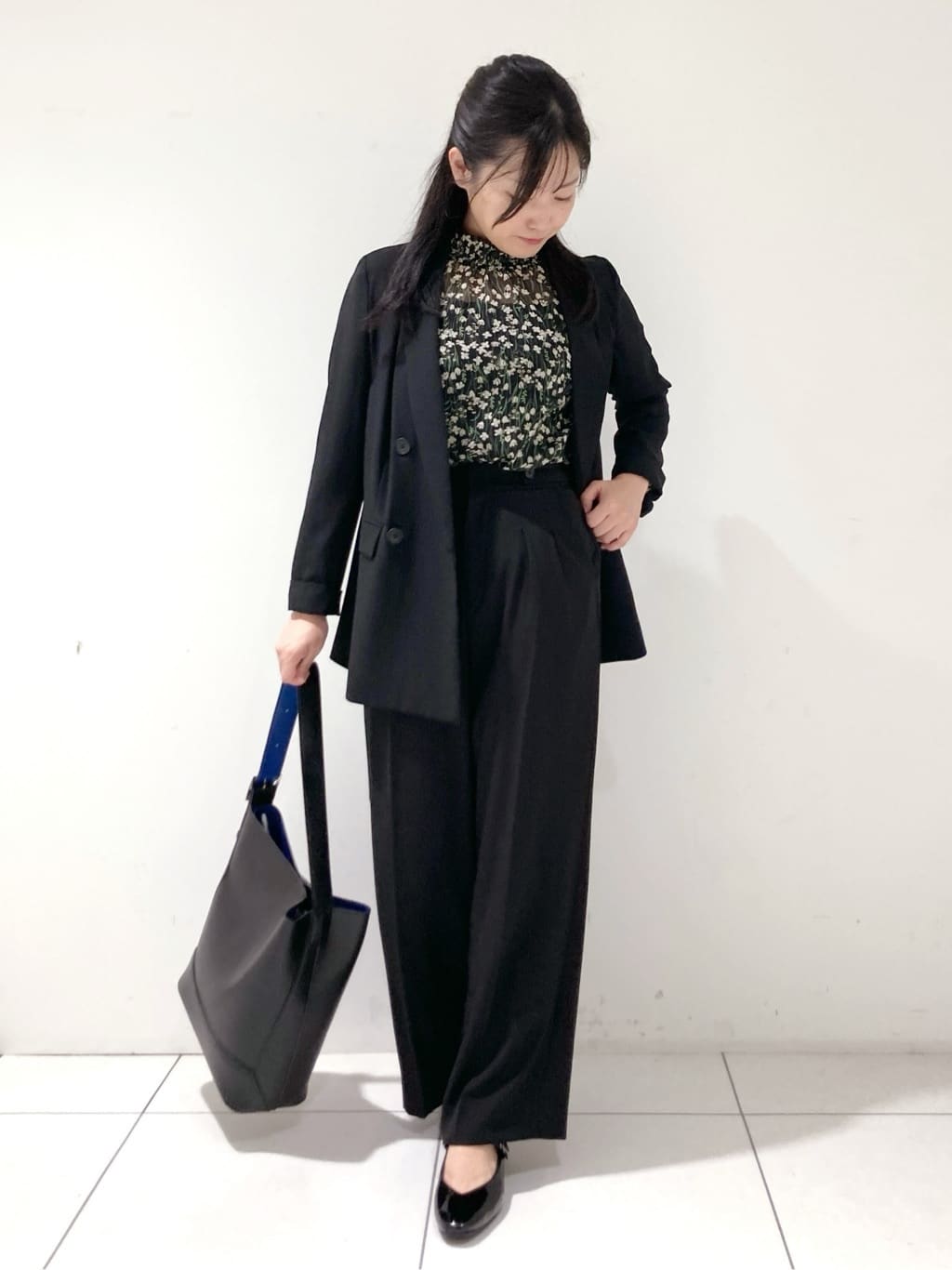 momokoさんの「INDIVI｜【秋映え柄/セットアップ可能】フラワーシフォンブラウス」を使ったコーディネート