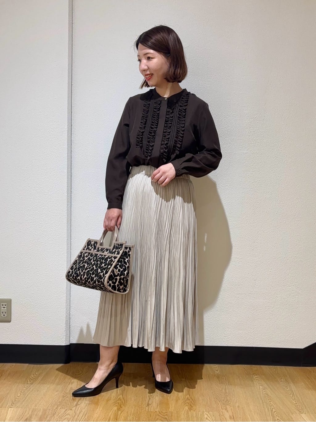 MIKIKOさんの「UNTITLED｜【1枚で着映え/オンオフ着回し】フリルサテンブラウス」を使ったコーディネート