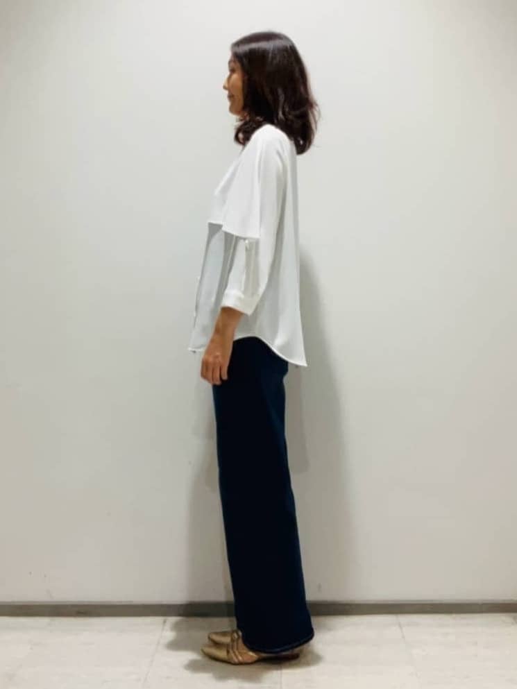 fujiさんの「INDIVI｜【羽織りとしても活躍！】ケープカラーブラウス」を使ったコーディネート