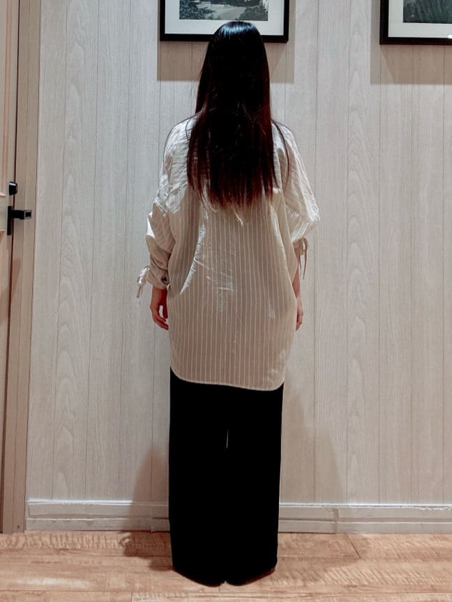 COSさんの「SHOO･LA･RUE｜【S-LL】程よい透け感 ストライプ柄 お袖ギャザーデザインシャツ」を使ったコーディネート